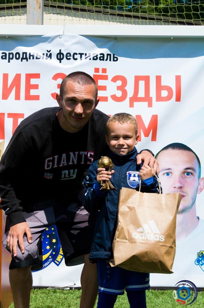 Большие звезды светят малым